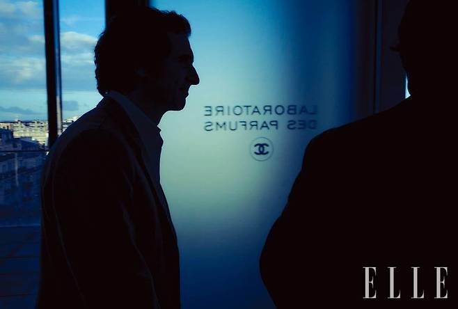 샤넬 향수의 심장부, 향 연구실로 들어가는 정국과 샤넬 하우스 조향사 올리비에 뽈쥬.