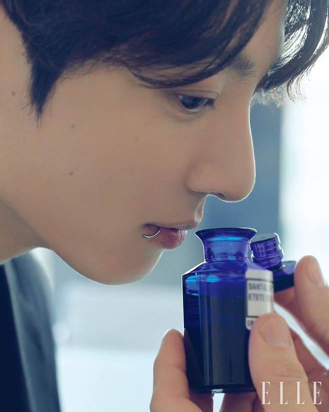 샤넬 하우스 조향사 올리비에 뽈쥬의 지휘 아래 다양한 꽃과 열매, 에센스의 향을 맡고 있는 정국.