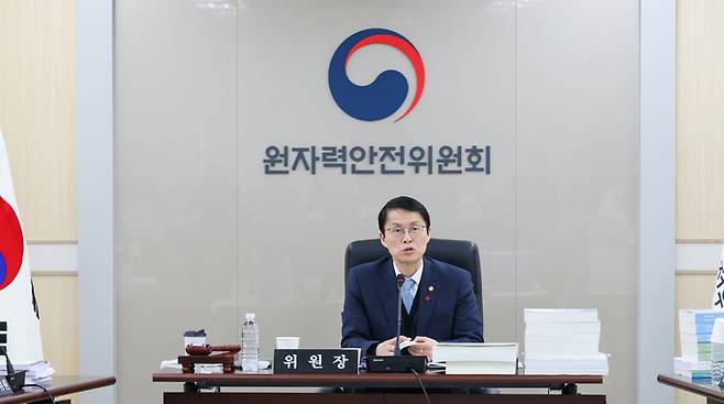 최원호 원자력안전위원장이 30일 서울 중구 원자력안전위원회 대회의실에서 열린 제228회 원자력안전위원회 회의에서 위원들과 안건에 대해 논의하고 있다. 사진 출처 : 원안위