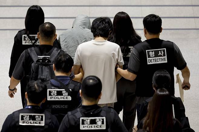 지난 10월 18일 오전 인천국제공항 2터미널을 통해 캄보디아 당국의 범죄단지 단속으로 적발돼 구금됐던 한국인들이 송환되고 있다. 공동취재단