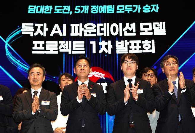 [서울=뉴시스] 이영환 기자 = 임문영 국가AI전략위원회 상근 부위원장, 배경훈 부총리 겸 과학기술정보통신부 장관, 하정우 청와대 AI미래기획수석, 박윤규 정보통신산업진흥원장(왼쪽부터)이 30일 오후 서울 강남구 코엑스에서 열린 독자 AI 파운데이션 모델 프로젝트 1차 발표회에 참석해 기념촬영을 하고 있다. 2025.12.30. 20hwan@newsis.com <저작권자ⓒ 공감언론 뉴시스통신사. 무단전재-재배포 금지.> /사진=뉴시스화상