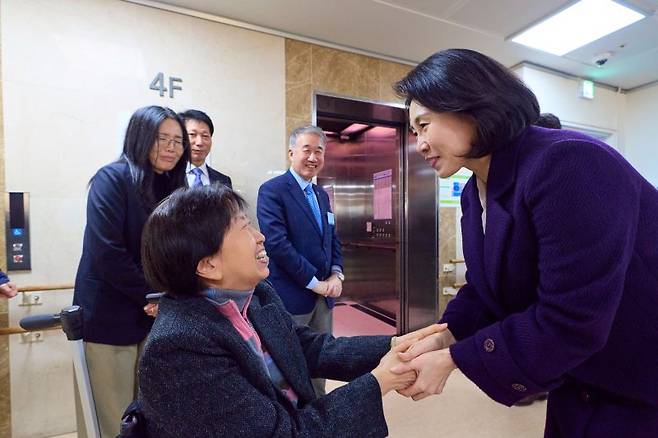 김혜경 여사가 30일 서울 종로장애인복지관을 방문해 배식 봉사에 앞서 황혜경 푸르메재단 설립자와 인사하고 있다. 청와대 제공