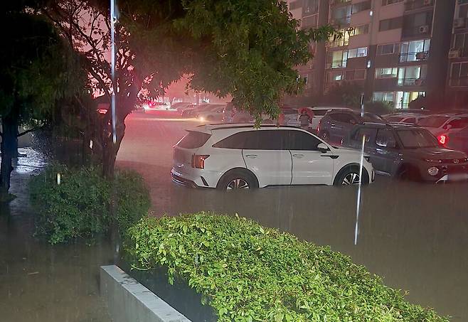 지난 9월7일 전북 군산에 밤사이 시간당 150㎜ 이상의 강한 비가 내리면서 일부 지역이 침수되는 등 피해가 잇따랐다. 사진은 침수된 전북 군산 문화동 아파트 주차장 모습. 독자제공 연합뉴스
