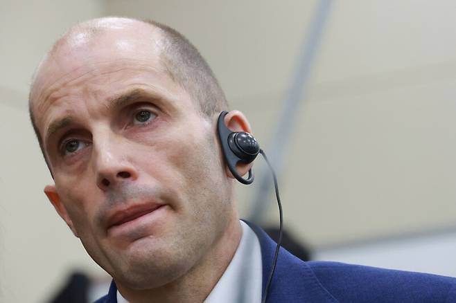 30일 국회에서 열린 쿠팡 침해사고 및 개인정보 유출, 불공정 거래, 노동환경 실태 파악과 재발 방지 대책 마련을 위한 청문회에서 해롤드 로저스 쿠팡 한국법인 대표가 의원 질의를 듣고 있다. 연합뉴스