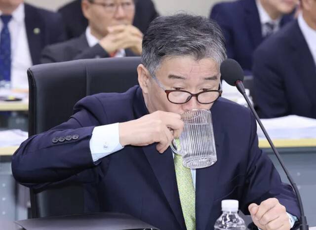 유철환 국민권익위원장이 지난 10월16일 정부세종청사에서 열린 국회 정무위원회 국정감사에서 물을 마시고 있다. 연합뉴스