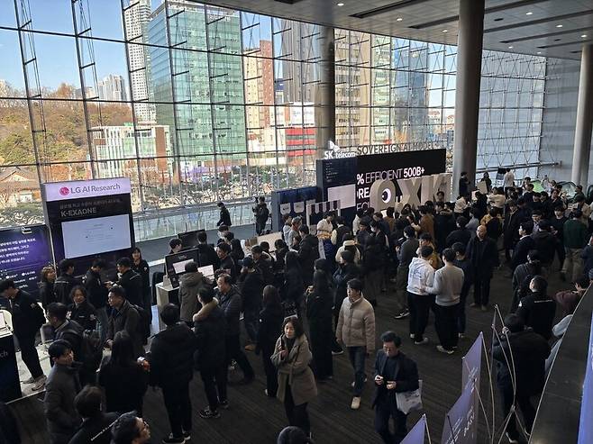 30일 서울 강남구 코엑스에서 ‘독자 인공지능(AI) 파운데이션 모델’ 프로젝트의 1차 발표회가 열렸다.