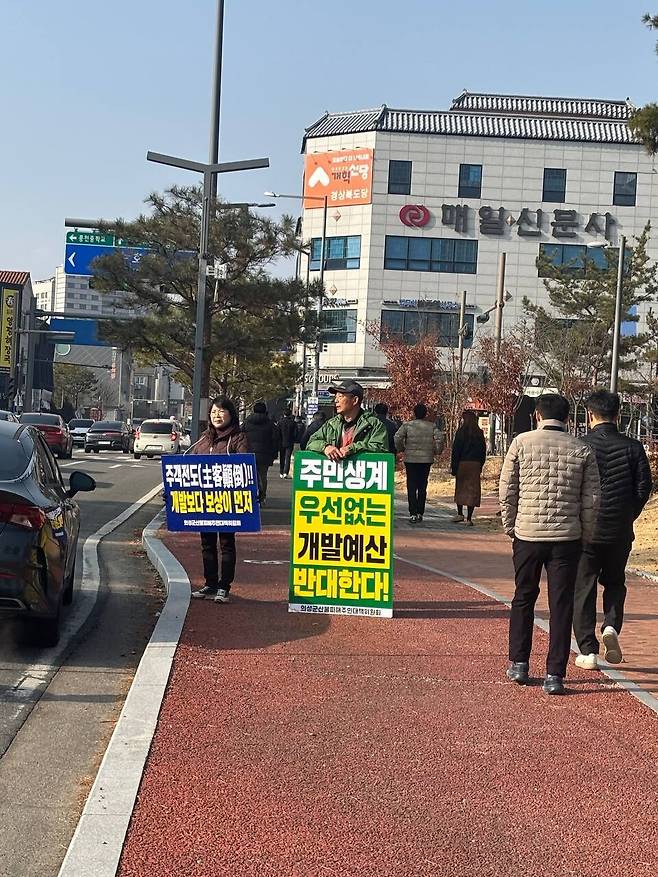 경북 의성군 산불 피해 주민들은 산불피해대책위원회를 꾸려 매일 아침 경북도청 서문 앞에서 1시간 정도 손팻말 시위를 한다. 그들이 시위하는 동안 자세히 들여다보는 도청 직원은 없다. 박수진 기자