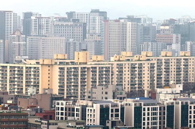 내년 서울 아파트값도 공급 부족 문제가 이어지면서 강남권과 한강벨트 등 상급지를 중심으로 상승세가 계속될 것으로 전망된다. 뉴스1