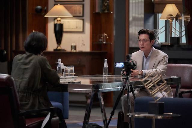 영화 '살인자 리포트' 중 이영훈이 호텔 스위트룸에서 기자와 인터뷰하고 있는 모습. 소니픽쳐스엔터테인먼트코리아 제공