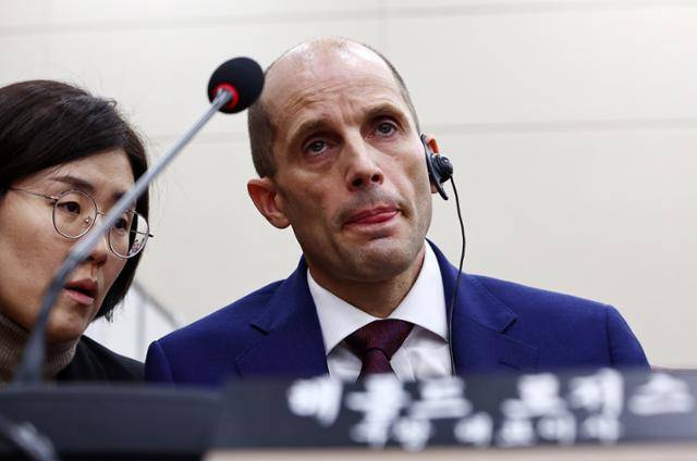 해럴드 로저스 쿠팡 대표이사가 30일 서울 여의도 국회에서 열린 쿠팡 침해사고 및 개인정보 유출, 불공정 거래, 노동환경 실태 파악과 재발방지 대책 마련을 위한 연석 청문회에 참석해 통역을 통해 의원들 질의를 듣고 있다. 뉴시스