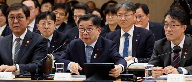 유철환 국민권익위원회 위원장이 16일 세종시 정부세종컨벤션센터에서 열린 문화체육관광부와 국가유산청, 국민권익위원회와 산하 공공기관의 업무보고에서 발언하고 있다. 세종=왕태석 선임기자