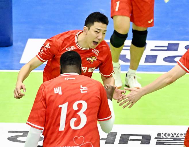 3시즌 만에 블로킹 부문 1위에 도전하는 '리빙 레전드' 신영석. 실력과 인기도 여전하다. 사진=KOVO