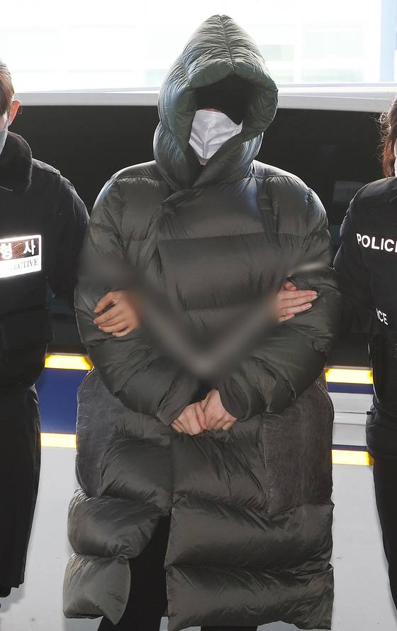 마약 혐의로 수사선상에 오른 상태에서 해외로 도피했다가 체포된 남양유업 창업주 외손녀 황하나 씨가 26일 경기도 안양시 수원지방법원 안양지원에서 열린 구속 전 피의자 심문(영장실질심사)에 출석하고 있다. 연합뉴스