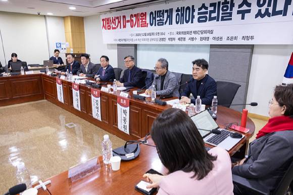 국민의힘 재선의원 공부 모임인 '대안과 책임'이 16일 국회의원회관에서 개최한 '지방선거 D-6개월 어떻게 해야 승리할 수 있나?' 토론회에서 사회를 맡은 이성권 의원이 발언하고 있다. [사진=연합뉴스]