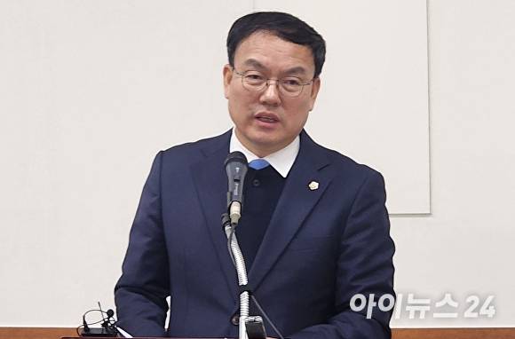 더불어민주당 박완희 청주시의원이 30일 청주시청에서 기자회견을 한 뒤 취재진 질문에 답을 하고 있다. [사진=안영록 기자]