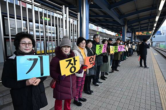 지역 주민들이 기장역에서 KTX-이음 첫 운행을 환영하는 행사를 진행하고 있다. [사진=부산광역시 기장군]