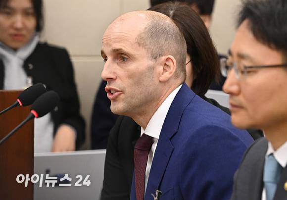 해롤드 로저스 쿠팡 대표이사가 30일 서울 여의도 국회에서 열린 쿠팡 침해사고 및 개인정보 유출, 불공정 거래, 노동환경 실태 파악과 재발방지 대책 마련을 위한 청문회에서 질의에 답변하고 있다. [사진=곽영래 기자]