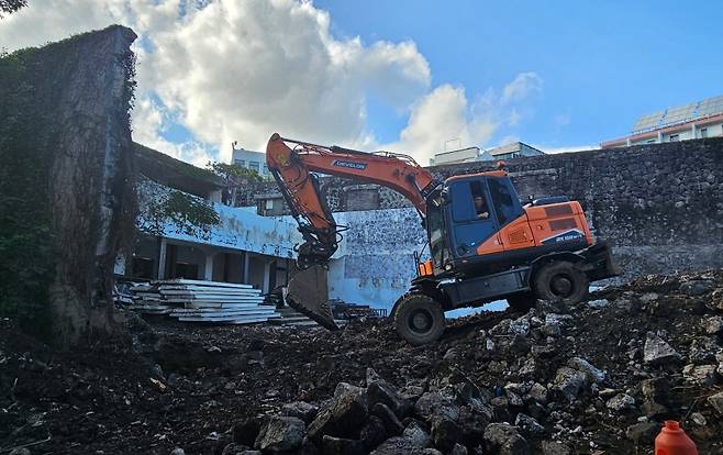 철거되는 서귀포 관광극장 (김태일 교수 제공)