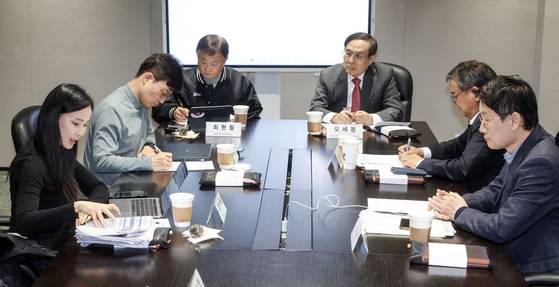 중앙일보 독자위원들이 23일 본사에서 제69회 독자위원회를 진행하고 있다. 왼쪽부터 홍지혜 마이아트컴퍼니 대표, 심재웅 숙명여대 미디어학부 교수, 최현철 중앙일보 편집국장대리, 오세정 독자위원회 위원장, 지철호 법무법인 세종 고문, 이재국 성균관대 미디어커뮤니케이션학과 교수. 김성룡 기자