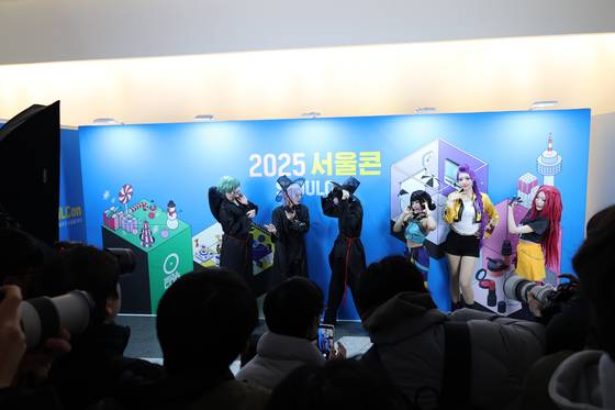 29일 열린 2025 서울콘 포토월에서 알지코스 팀이 케이팝 데몬 헌터스 캐릭터인 사자보이즈·헌트릭스를 코스프레하고 있다. [사진 서울경제진흥원]