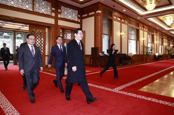 이재명 대통령이 29일 청와대에서 공식 근무를 시작했다. 이 대통령이 이날 오전 청와대 본관에 도착해 차에서 내려 위성락 안보실장, 김용범 정책실장 등과 입장하고 있다. 연합뉴스