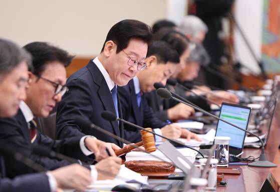 이재명 대통령이 30일 청와대에서 의사봉을 두드리며 국무회의 개회를 선언하고 있다. 연합뉴스