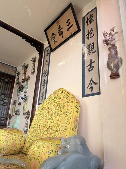 이름이 널리 알려진 삼희당(三希堂)은 양심전의 서난각(西暖閣)에 자리한 서재다. 원래 건륭제의 서재로 온실(溫室)로 불렸다. 건륭 연간에 수집한 세 점의 진귀한 서예 작품을 이곳에 보관하고 감상했다. 세 작품은 왕희지(王羲之)의 쾌설시청첩(快雪時晴帖), 왕헌지(王獻之)의 중추첩(中秋帖), 왕순(王珣)의 백원첩(伯遠帖)을 말한다. 삼희는 또 “선비는 현인을, 현인은 성인을, 성인은 하늘을 희구한다(士希賢 賢希聖 聖希天)”는 수양의 격언을 담고 있다. 벽에는 도자기 꽃병 13개의 벽병(壁甁)이 걸려 있다. 신경진 특파원