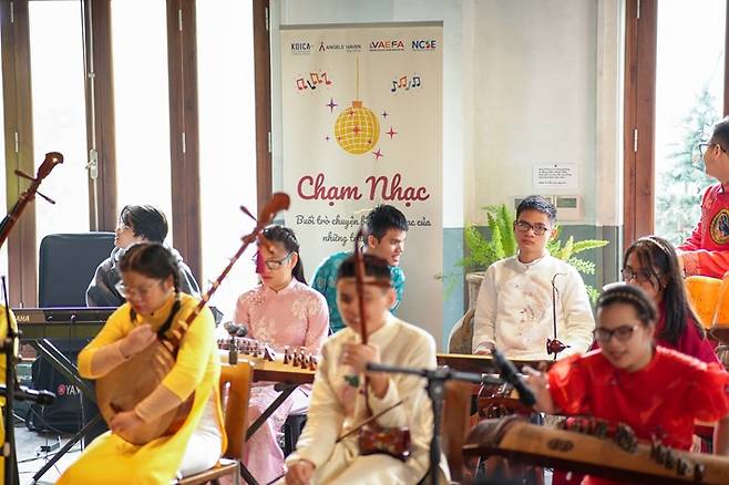엔젤스헤이븐의 특수교육 지원사업에 참여한 시각장애 학생들이 ‘터치 뮤직’ 행사에서 연주를 선보이고 있다 (사진 제공=엔젤스헤이븐)