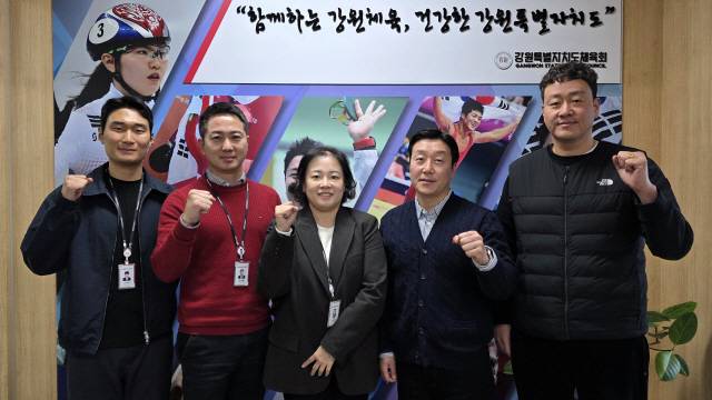 ▲ (사진 오른쪽부터)강원도체육회 기획예산부 이호 부장(오른쪽부터)과 최성범·한지희·김영동 차장, 이병호 주임이 본지와 인터뷰 뒤 포즈를 취하고 있다.  한규빈 기자