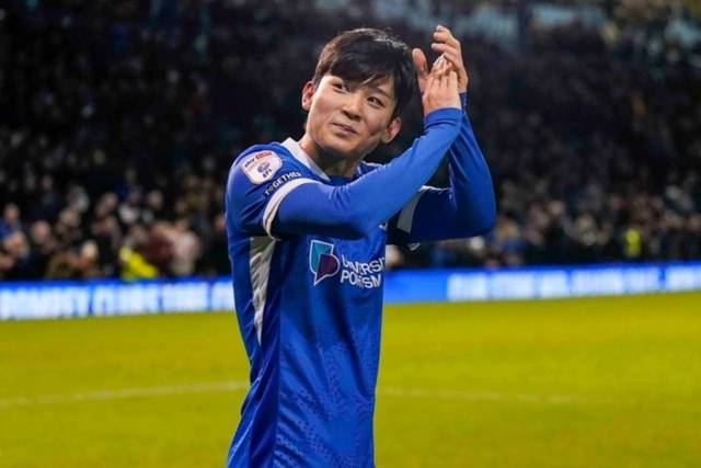 ▲ 포츠머스 FC 양민혁이 30일(한국 시간) 잉글랜드 포츠머스 프래턴 파크에서 열린 찰턴 애슬레틱 FC와 2025-2026 잉글랜드 챔피언십 24라운드 맞대결에서 결승골을 터트리며 승리를 이끈 뒤 팬들을 향해 박수치고 있다. 포츠머스 FC 홈페이지 캡처