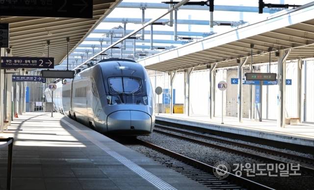 ▲ 부산 부전에서 출발한 동해선 첫 KTX-이음이 30일 오전 11시 46분쯤 강릉역 승강장에 들어오고 있다.황선우 기자