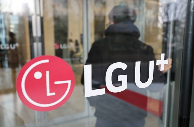 서울 용산구 LG유플러스 본사 로비로 직원들이 출입하고 있다. 사진=연합뉴스