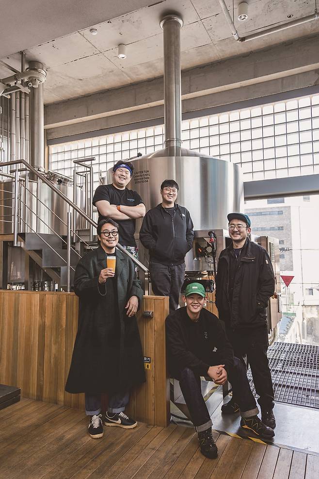 서울브루어리 이수용 대표(왼쪽 아래)와 양조팀 멤버들