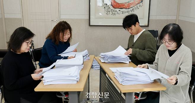 지난 22일 이경수 평론가 황인숙, 박준, 진은영 시인(왼쪽부터)이 2026 경향신문 신춘문예 시 부문 본심 심사를 하고 있다. 강윤중 기자