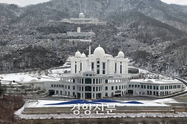 경찰이 정치권 금품수수 의혹과 관련해 통일교 전방위 압수수색을 진행한 지난 15일 경기 가평군 통일교 본부에 적막이 흐르고 있다. 정효진 기자