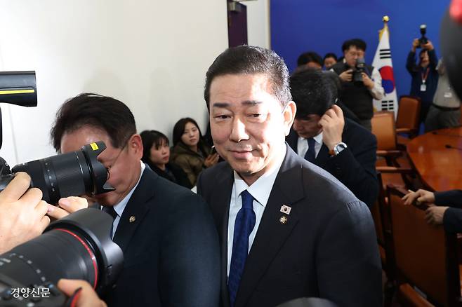 “의혹이 사실처럼 소비…시시비비 가릴 것” 김병기 더불어민주당 원내대표가 30일 국회에서 열린 원내대책회의에서 사퇴 의사를 밝힌 후 퇴장하고 있다.  한수빈 기자