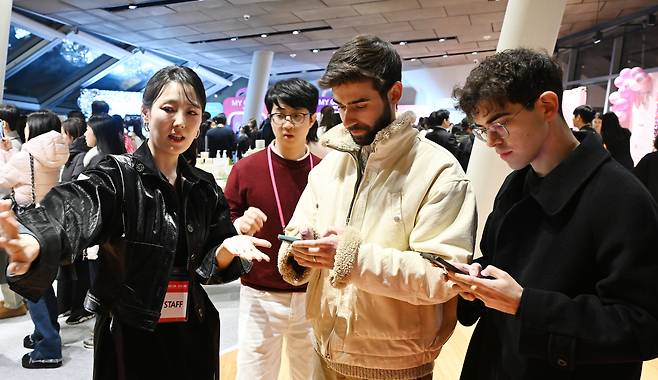 Guests explore interactive brand booths during Seoul Vibe at Dongdaemun Design Plaza in Seoul, Monday. (Yoon Byung-chan/Herald Muse)