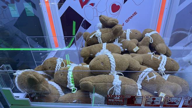 A claw machine has good-luck charm dolls as prize[WOO JI-WON]