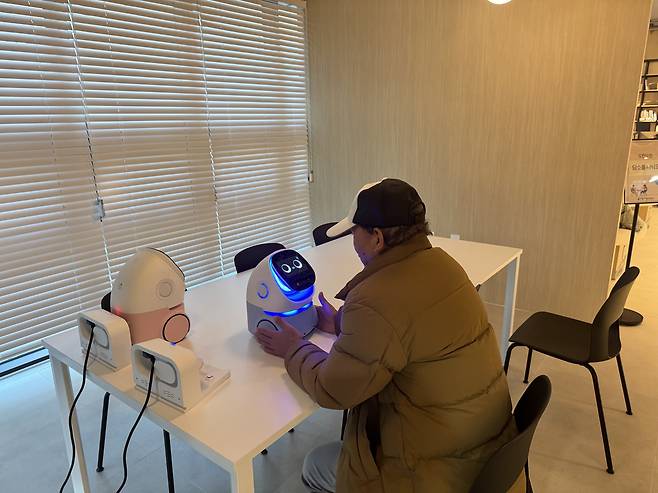 A visitor talks to a tabletop robot called CAMI at Seoul Inclusive Digital Plaza in Gangdong District, eastern Seoul, on Dec. 18. [CHO JUNG-WOO]