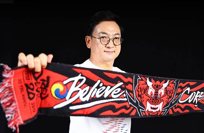 Ban Woo-roung, former head of the Red Devils, Korea’s largest national football team supporters’ group, poses during an interview with the JoongAng Ilbo in Mapo District, western Seoul, on Dec. 22. [KIM JONG-HO]