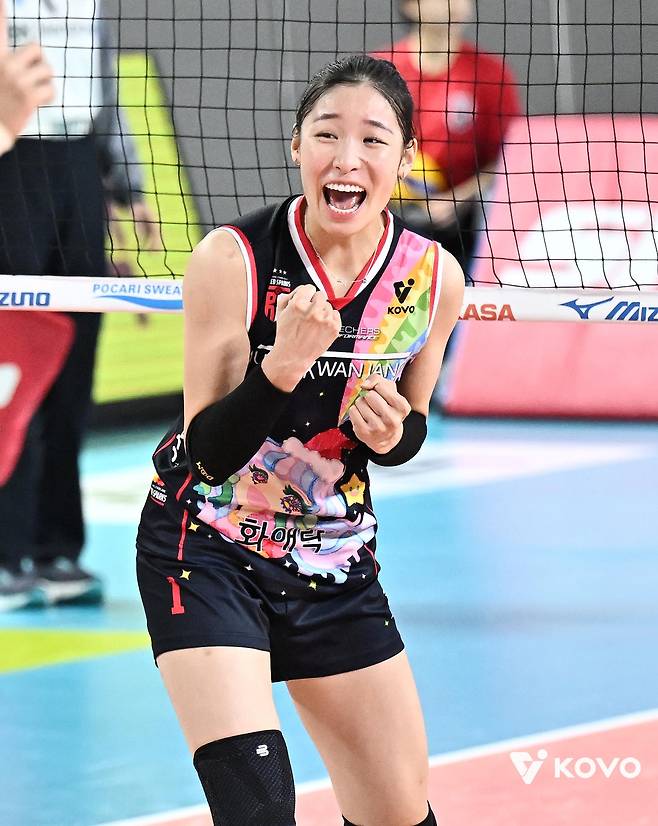 Mongolian volleyball player Inkushi of the Jung Kwan Jang Red Sparks celebrates after scoring during a game against GS Caltex at Chungmu Gymnasium in Daejeon on Dec. 19. [YONHAP]