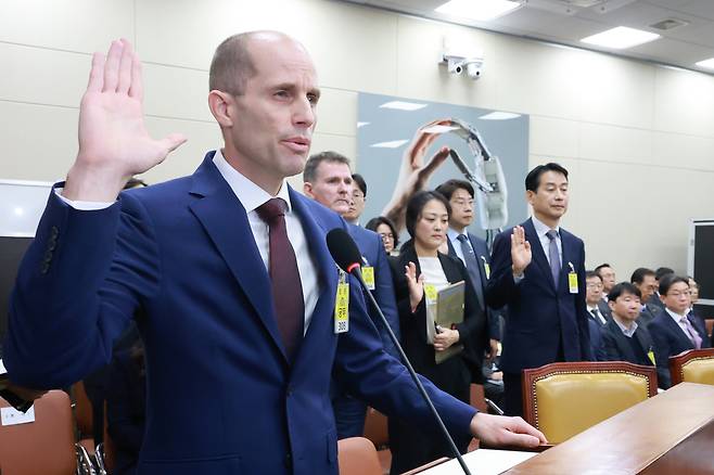 Coupang interim CEO Harold Rogers swears an oath before appearing at a National Assembly hearing on the Coupang data breach at the National Assembly building in Yeouido, western Seoul, on Dec. 30. [YONHAP]