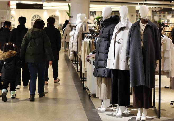 People shop at a large retail store in Seoul on Dec. 30. [YONHAP]