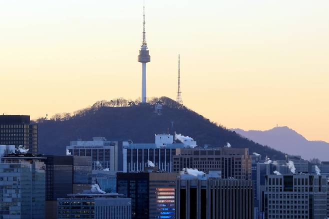 The N Seoul Tower is seen over central Seoul as temperatures in the capital region dropped below freezing on Dec. 30. [NEWS1]
