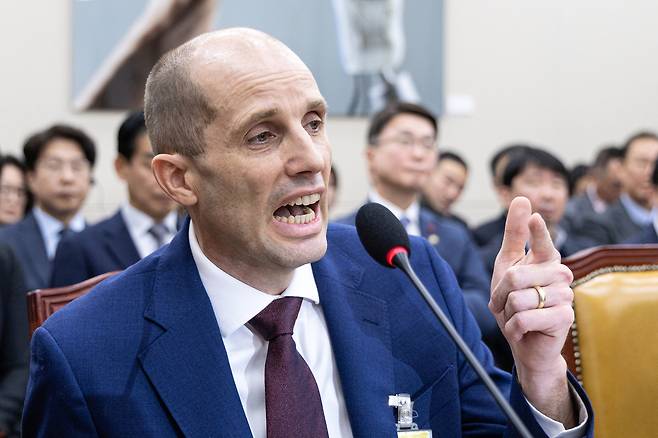 Harold Rogers, interim CEO of Coupang Korea, answers lawmakers’ questions at a joint parliamentary hearing on Coupang's personal data leak, unfair trade practices and labor conditions at the National Assembly in Yeouido, western Seoul, on Dec. 30. [NEWS1]