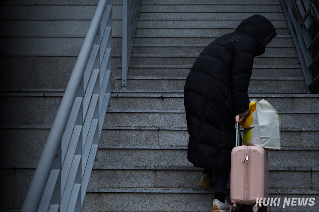 가정폭력 등으로 집을 나온 청소년들은 세대분리를 하지 못해 제도권 밖으로 떠밀린다. 타포린백, 캐리어를 끌고 다니며 고시원, 쉼터 등 취약주거를 전전한다. 박효상 기자