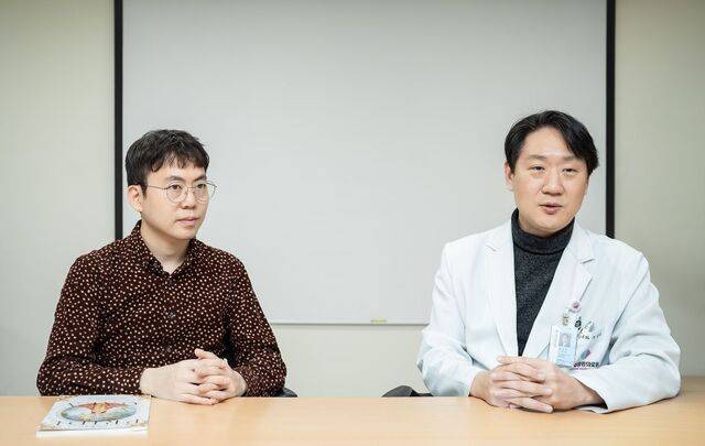 국립중앙의료원 진범식 감염내과 전문의(오른쪽)와 김승환 영화 프로듀서 겸 신나는센터 상임이사가 지난 16일 서울 중구 중앙의료원 회의실에서 만나 지난 40년간의 국내 HIV·에이즈 감염 및 치료 현황, 국민 인식 변화, 향후 대응 등에 대해 얘기 나누고 있다.   김진일 사진작가 제공