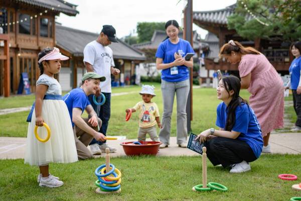 제62회 수원화성문화제 중 글로벌빌리지에 참여하고 있는 외국인들. 수원시 제공