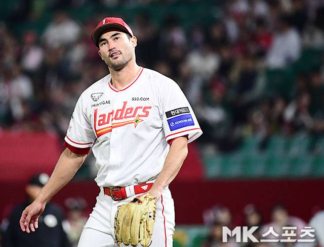 4월 17일 오후 인천 SSG랜더스필드에서 ‘2025 신한 SOL뱅크 KBO 리그’ 한화 이글스와 SSG 랜더스 경기가 열렸다. 5회초 무사에서 SSG 선발 화이트가 한화 황영묵의 번트 타구를 아웃처리한 후 안도의 한숨을 쉬고 있다. 사진=김영구 기자