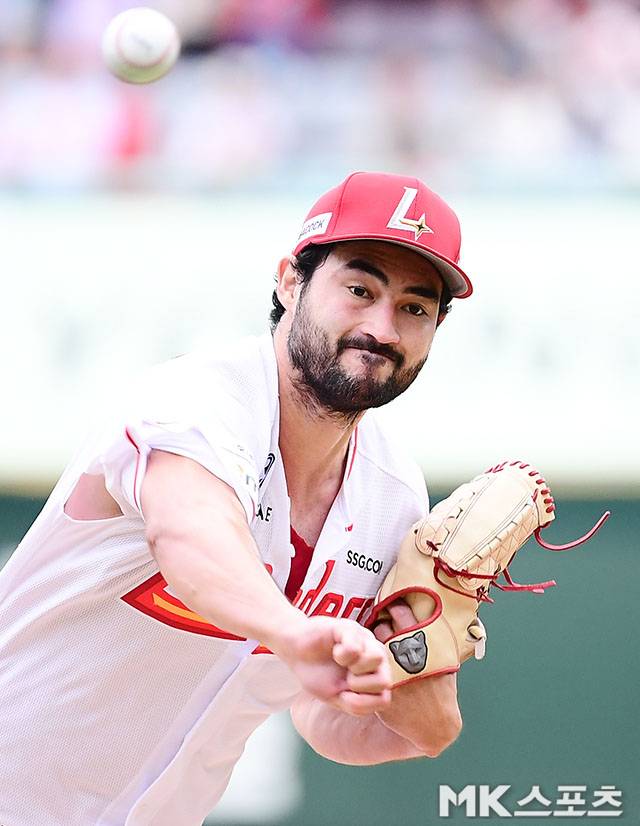 10월 9일 오후 인천SSG랜더스필드에서 ‘2025 신한 SOL Bank KBO 포스트시즌’ 삼성 라이온즈와 SSG 랜더스의 준플레이오프 1차전이 열렸다. SSG 선발 화이트가 역투하고 있다. 사진=김영구 기자